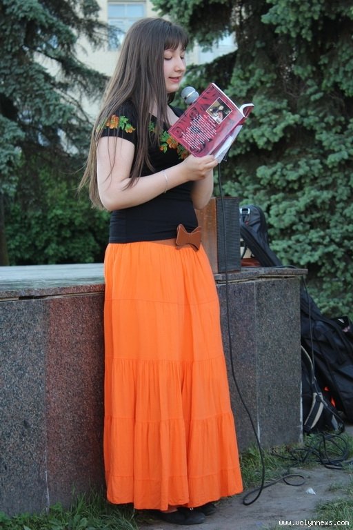 У центрі Луцька біля фонтану читали вірші. ФОТО. ВІДЕО