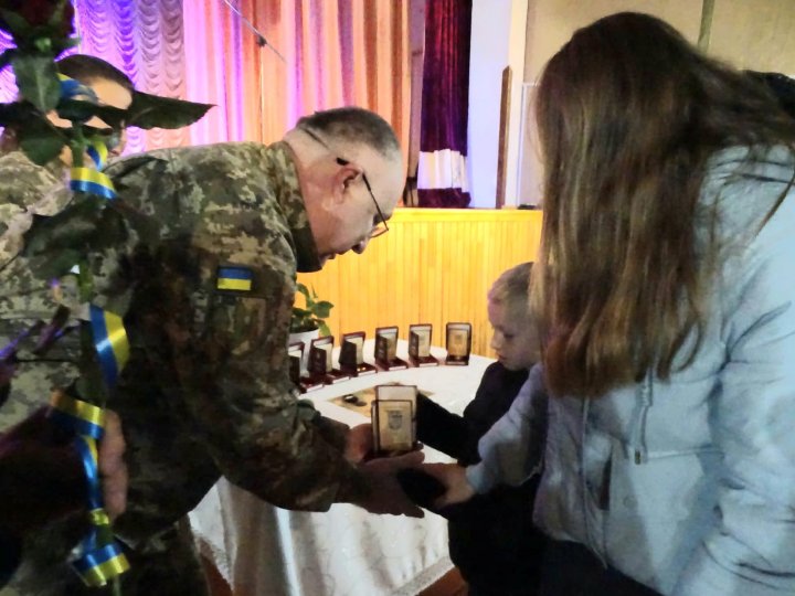 У громаді на Волині родинам полеглих воїнів вручили посмертні нагороди Героїв. ФОТО