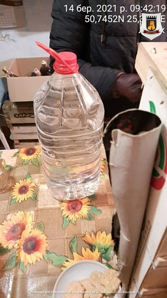 У Луцьку на ринку муніципали викрили «точку», де торгували сурогатом