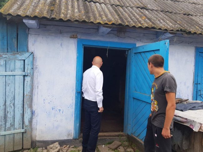 На Волині дитині-сироті подарували ключі від будинку 