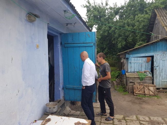 На Волині дитині-сироті подарували ключі від будинку 