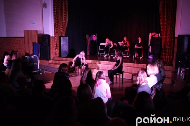 Вхід тільки жінкам: у Луцьку показали особливу виставу