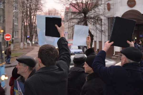Під прокуратурою Волині - пікет з перевернутими «Януковичами». ФОТО 