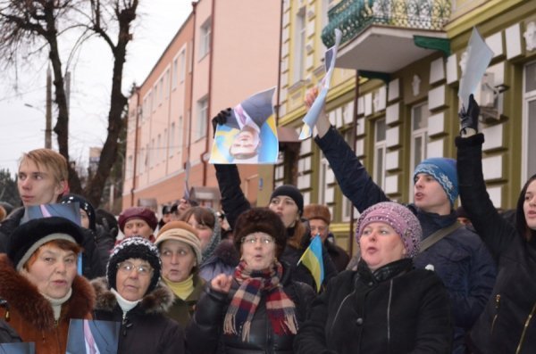 Під прокуратурою Волині - пікет з перевернутими «Януковичами». ФОТО 