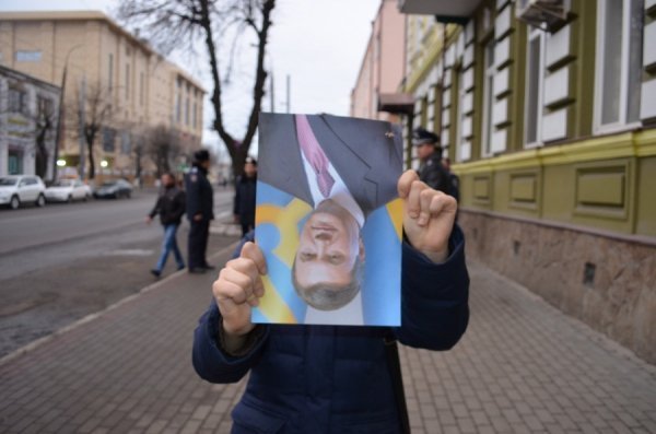 Під прокуратурою Волині - пікет з перевернутими «Януковичами». ФОТО 