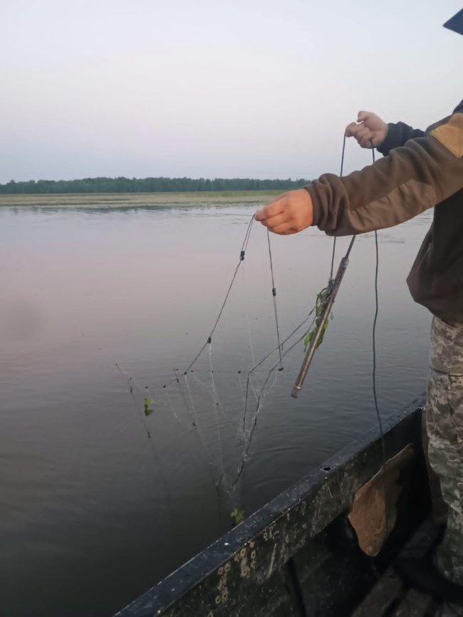 У Шацькому нацпарку спіймали чоловіка, який хотів розставляти браконьєрські сітки. ФОТО