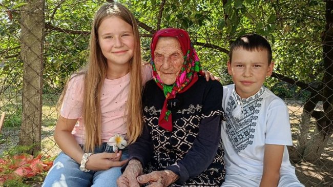 «Видно, Бог забувся про мене»: волинянка у 104 роки має добру пам'ять і тримає господарство. ВІІДЕО
