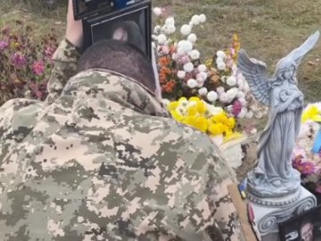 «Нарешті я зміг приїхати до тебе»: командир стоїть на колінах на могилі загиблого волинянина Ігоря Юрасова