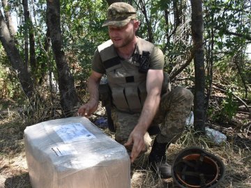 Бійцю волинської бригади на річницю одруження передали посилку від дружини
