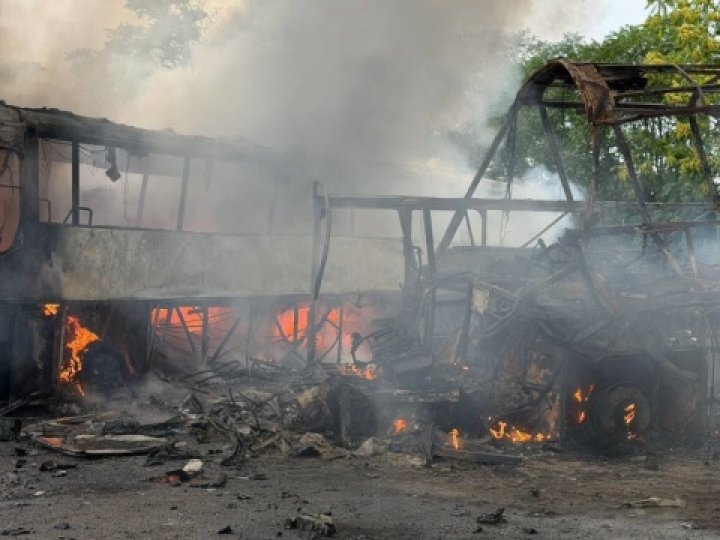 Росіяни вдарили по автопарку та санаторію в Одесі