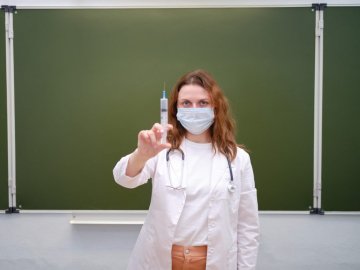 У Луцьку дозволять працювати освітянам з однією дозою вакцини від COVID-19