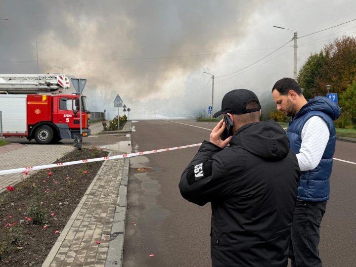 Росіяни вдарили по торговельному центрі на Рівненщині: троє поранених