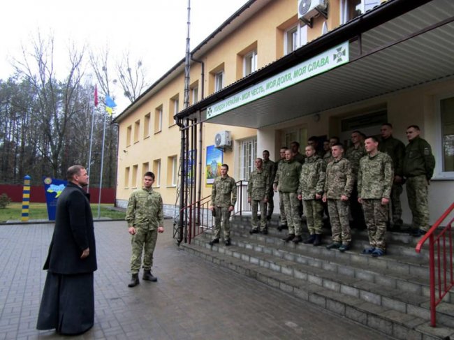 На Волині молодь колядувала для прикордонників. ФОТО
