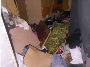 Сміття та мішки з мотлохом: у Луцьку муніципали виявили захаращену квартиру