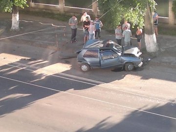 Аварія в Луцьку: авто відкинуло в дерево. ФОТО