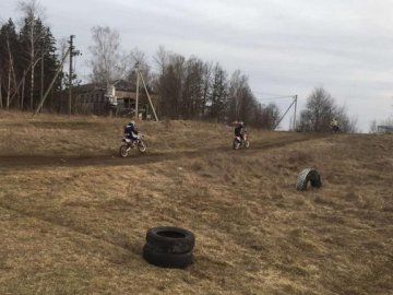 На Волині під час змагань з мотокросу травмувався спортсмен, чоловік – у лікарні