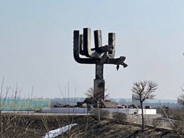 Російські окупанти обстріляли меморіал у Дробицькому Яру