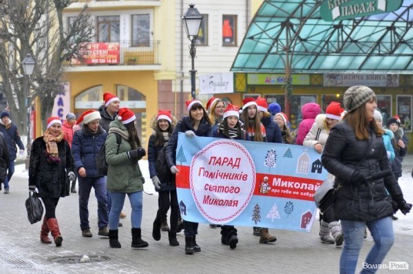 Луцьком пройшов парад помічників Святого Миколая