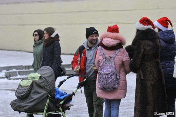 Луцьком пройшов парад помічників Святого Миколая