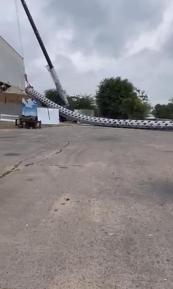 У Херсоні звалився найвищий флагшток області, встановлений до Дня Незалежності. ФОТО, ВІДЕО