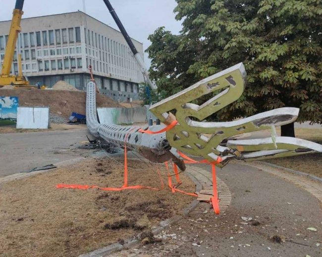 У Херсоні звалився найвищий флагшток області, встановлений до Дня Незалежності. ФОТО, ВІДЕО