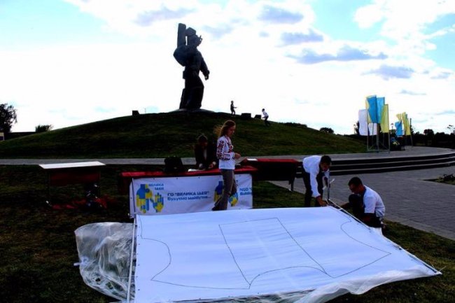 У Ковелі трудяться над вишиванкою для 7-метрового пам’ятника