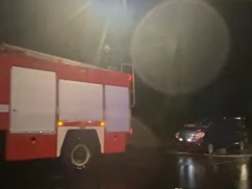 Після зливи у Луцьку рятувальники витягували автівки із води. ВІДЕО