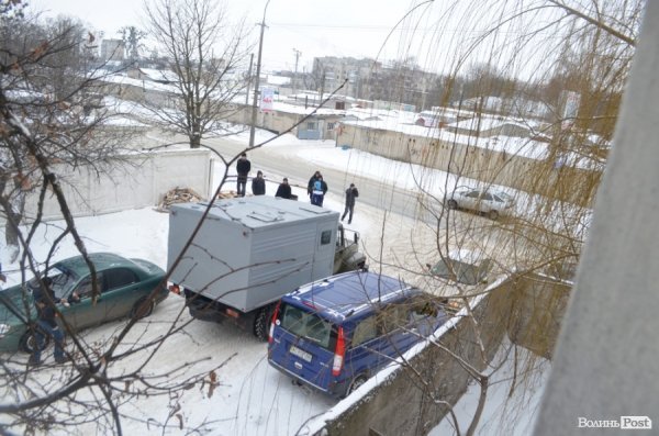Блокування ВВшників у Луцьку: день другий. ФОТО