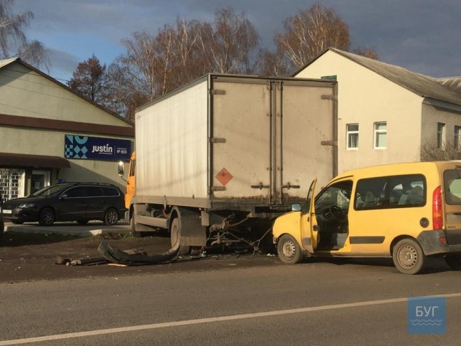 Аварія на Волині: легковик влетів у КамАЗ. ФОТО