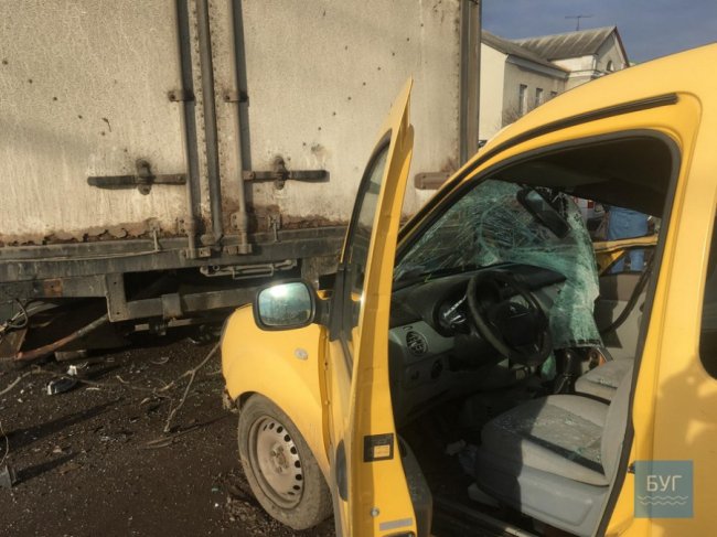 Аварія на Волині: легковик влетів у КамАЗ. ФОТО