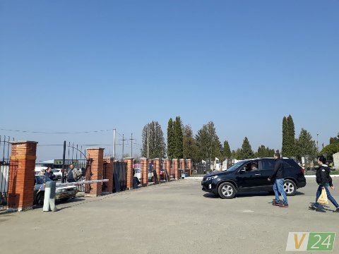 У  Гаразджі на кладовищі - скандал через шлагбаум