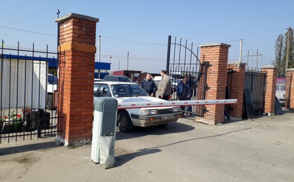 У  Гаразджі на кладовищі - скандал через шлагбаум