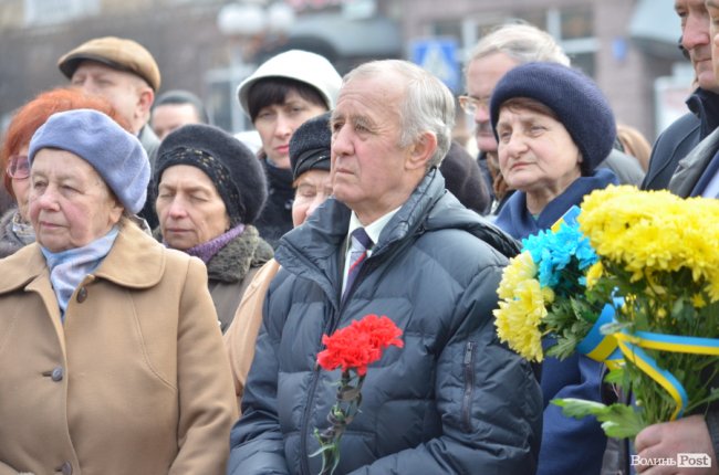 У Луцьку поклали квіти до пам’ятника Шевченку. ФОТО
