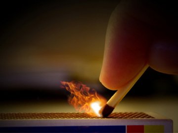 Вимагаючи світлофор, волинянин мало не спалив авто. ВІДЕО