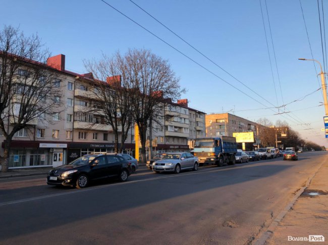 У Луцьку зіткнулися «мерс»та вантажівка: рух ускладнений. ФОТО