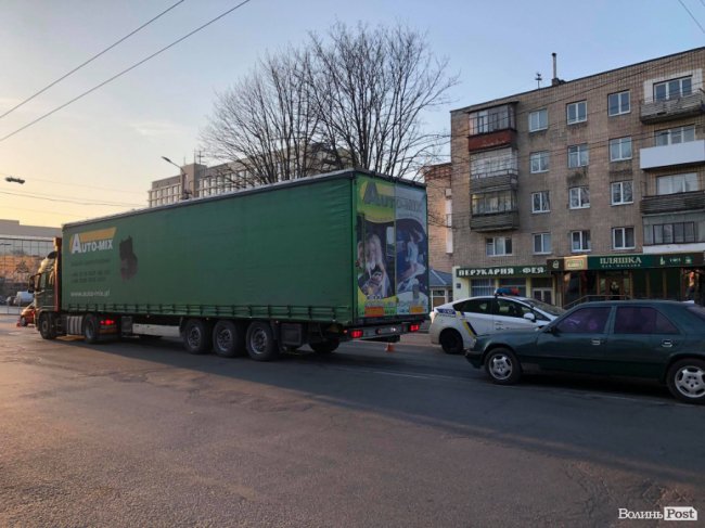 У Луцьку зіткнулися «мерс»та вантажівка: рух ускладнений. ФОТО