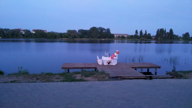 Свічки на березі річки: у Ковелі невідомі влаштували романтичну вечерю