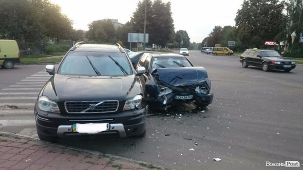У Володимирі-Волинському ДТП: троє п'яних молодиків в'їхали в авто. ФОТО