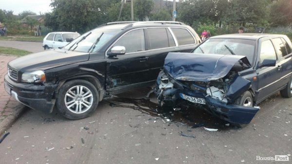 У Володимирі-Волинському ДТП: троє п'яних молодиків в'їхали в авто. ФОТО