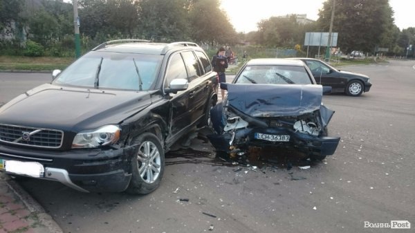У Володимирі-Волинському ДТП: троє п'яних молодиків в'їхали в авто. ФОТО