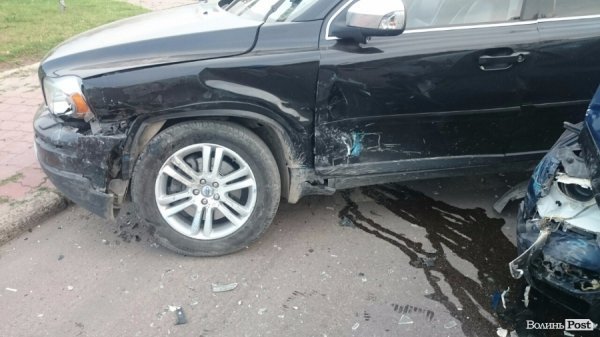 У Володимирі-Волинському ДТП: троє п'яних молодиків в'їхали в авто. ФОТО