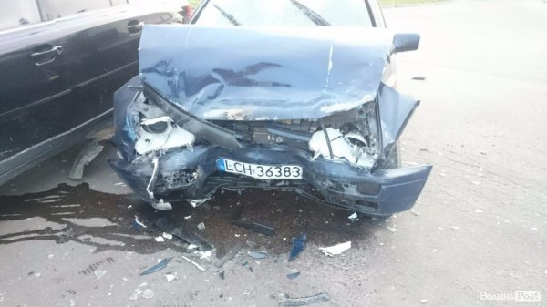 У Володимирі-Волинському ДТП: троє п'яних молодиків в'їхали в авто. ФОТО