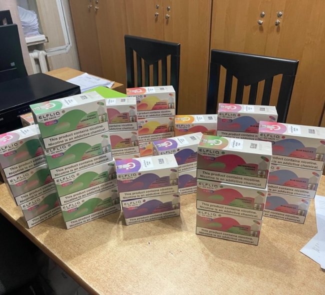 У смітнику – 20 кг ікри, в багажнику –  сотні блоків рідини для сигарет: таку знахідку в «Устилузі» виявили у водія автобуса