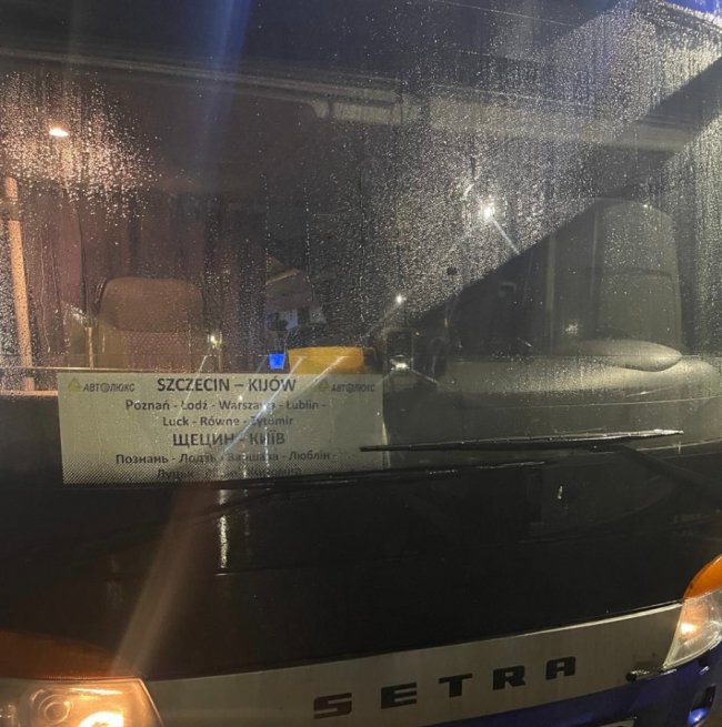 У смітнику – 20 кг ікри, в багажнику –  сотні блоків рідини для сигарет: таку знахідку в «Устилузі» виявили у водія автобуса