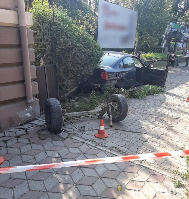 У Чернівцях авто влетіло у зупинку, жінці відірвало ногу