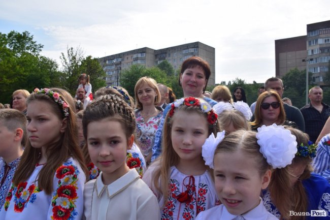 Емоції від драйву до сліз: останній дзвоник у луцькій школі №25. ФОТО