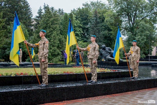 Скорбота і квіти: у Луцьку вшанували жертв війни. ФОТО