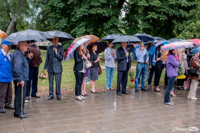 Скорбота і квіти: у Луцьку вшанували жертв війни. ФОТО