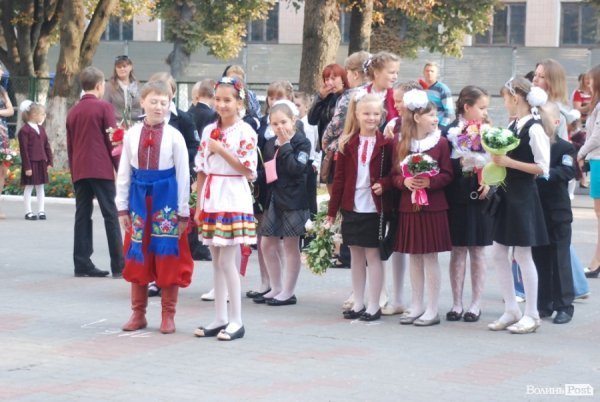 Перший дзвоник у  «найкращій луцькій школі». ФОТО