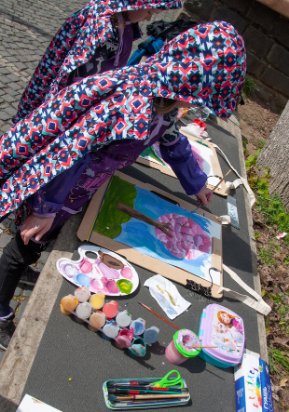 Юні художники з Луцька поїхали до Ужгорода малювати сакури. ФОТО